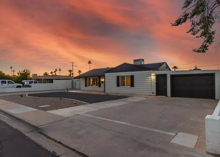 New Midtown Studio With Full Kitchen