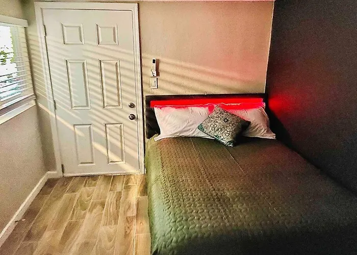 New Midtown Studio With Full Kitchen